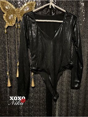 🖤 Faux Croc Print V Neck Bodysuit – Size Medium 🖤